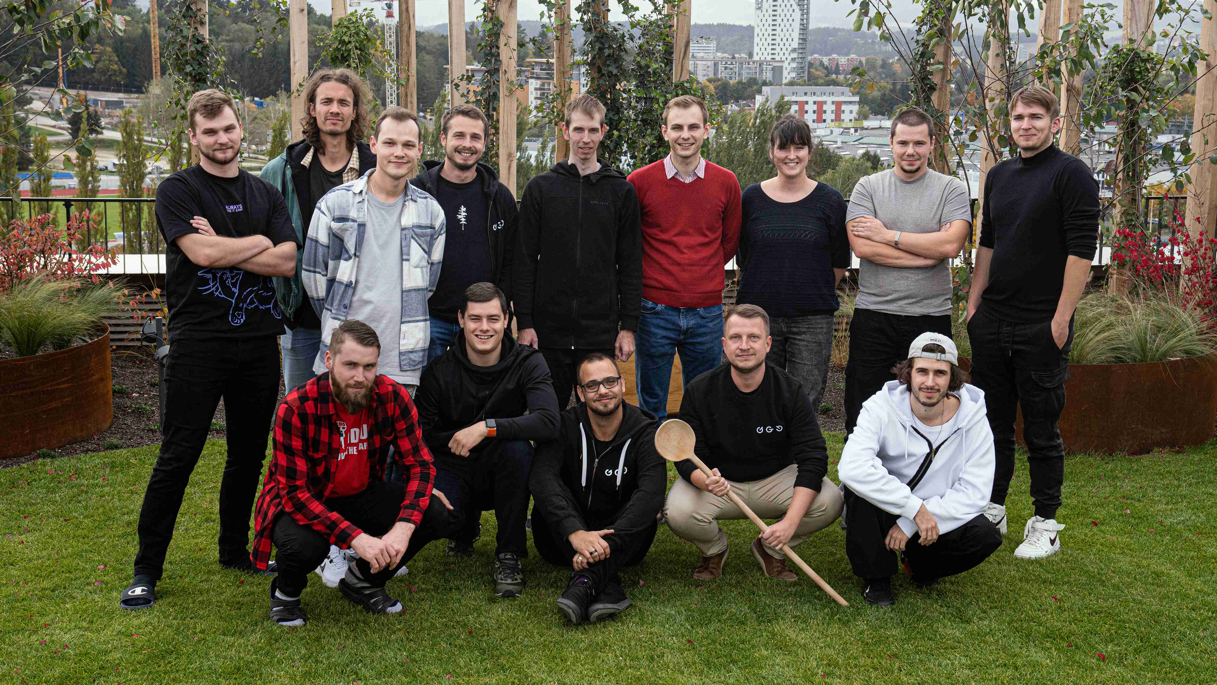 Fotografia zložená z viacerých ľudí v prírodnom prostredí - frontend tím spoločnosti GoodRequest.