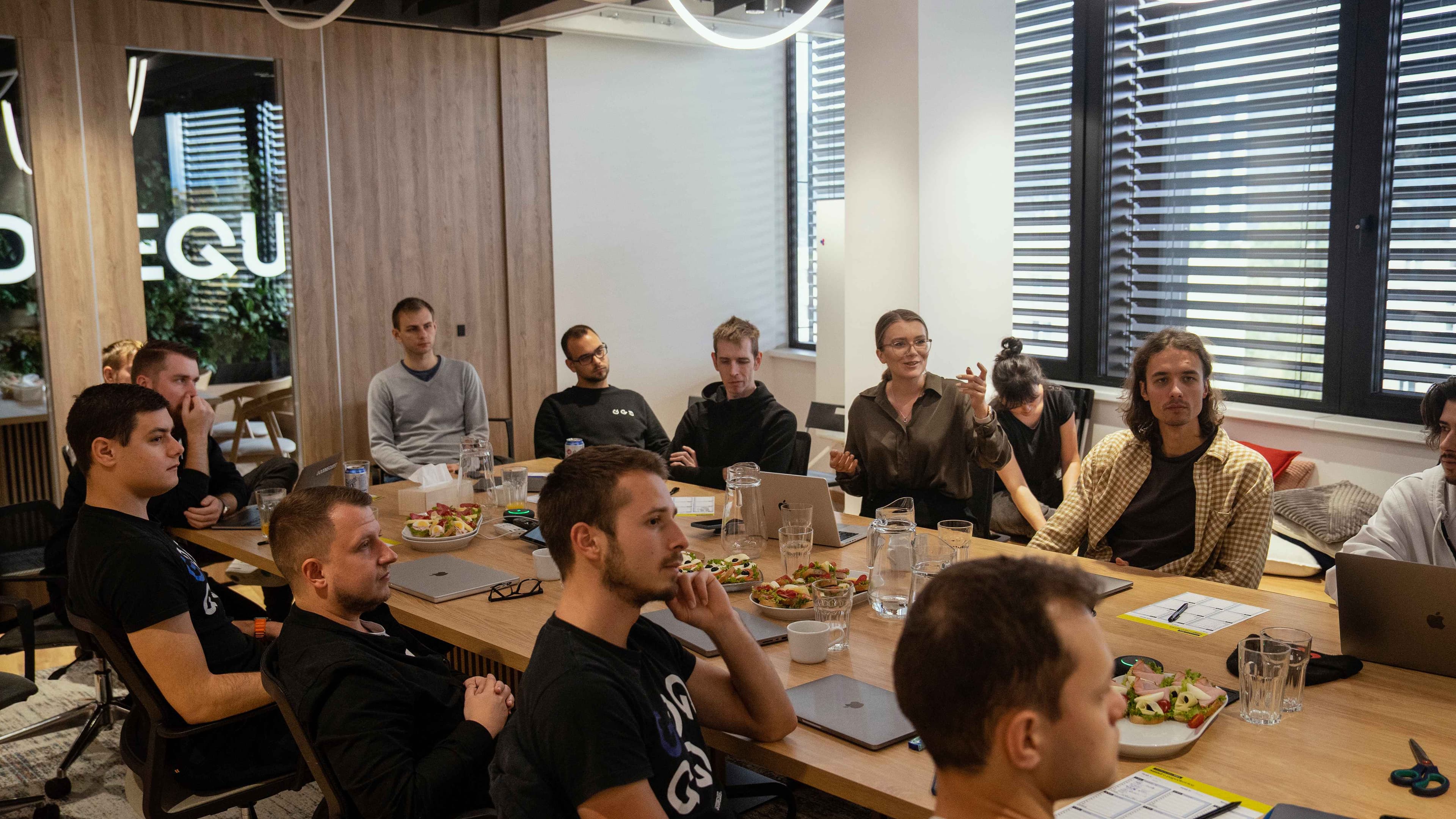 Fotografia viacrých ľudí, sediacich v zasadacej miestnosti počas Frontend Days.