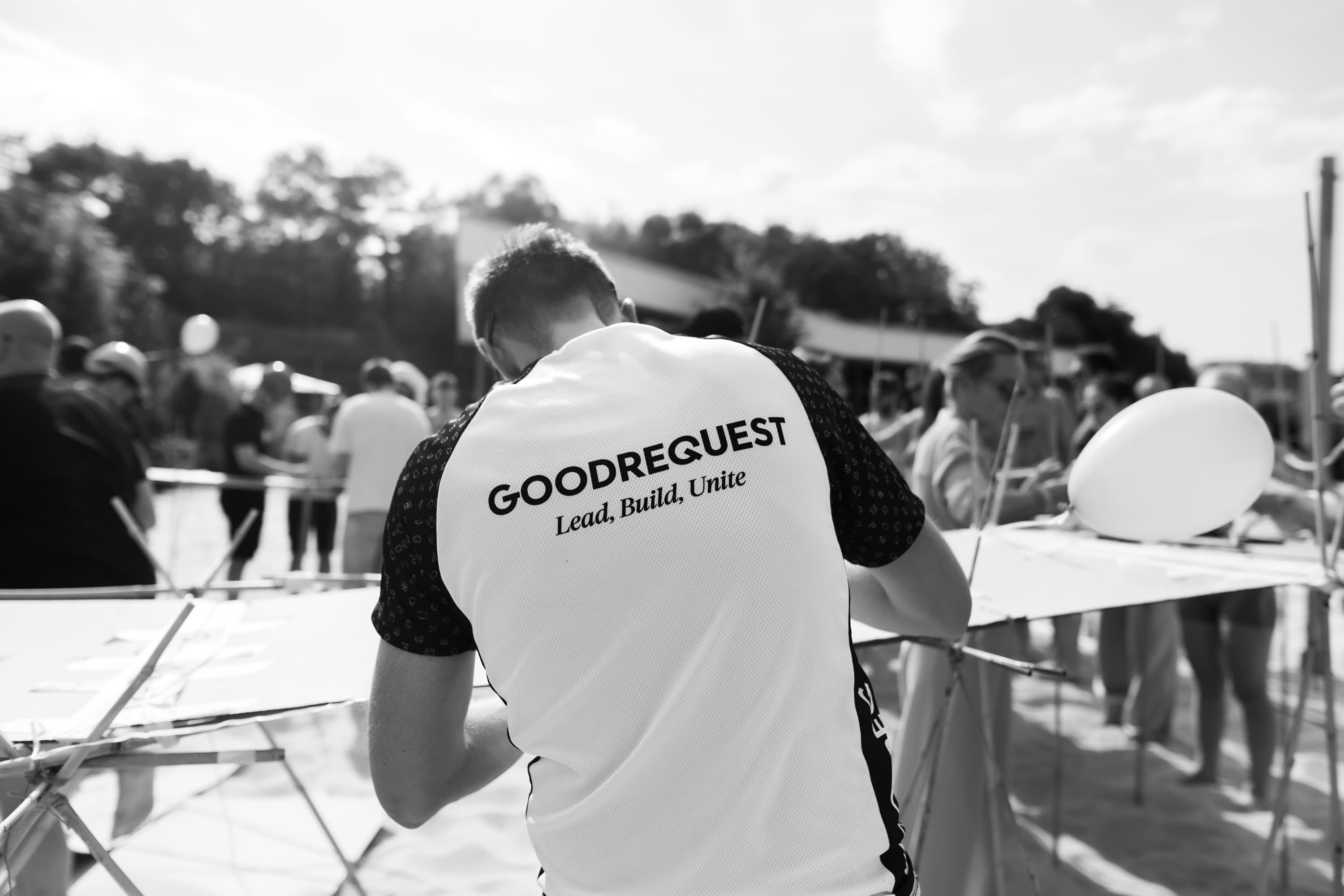 Fotografia z akcie GR8 Days -muž otočený chrbtom, fokus na tričko s nápisom: "GOODREQUEST".