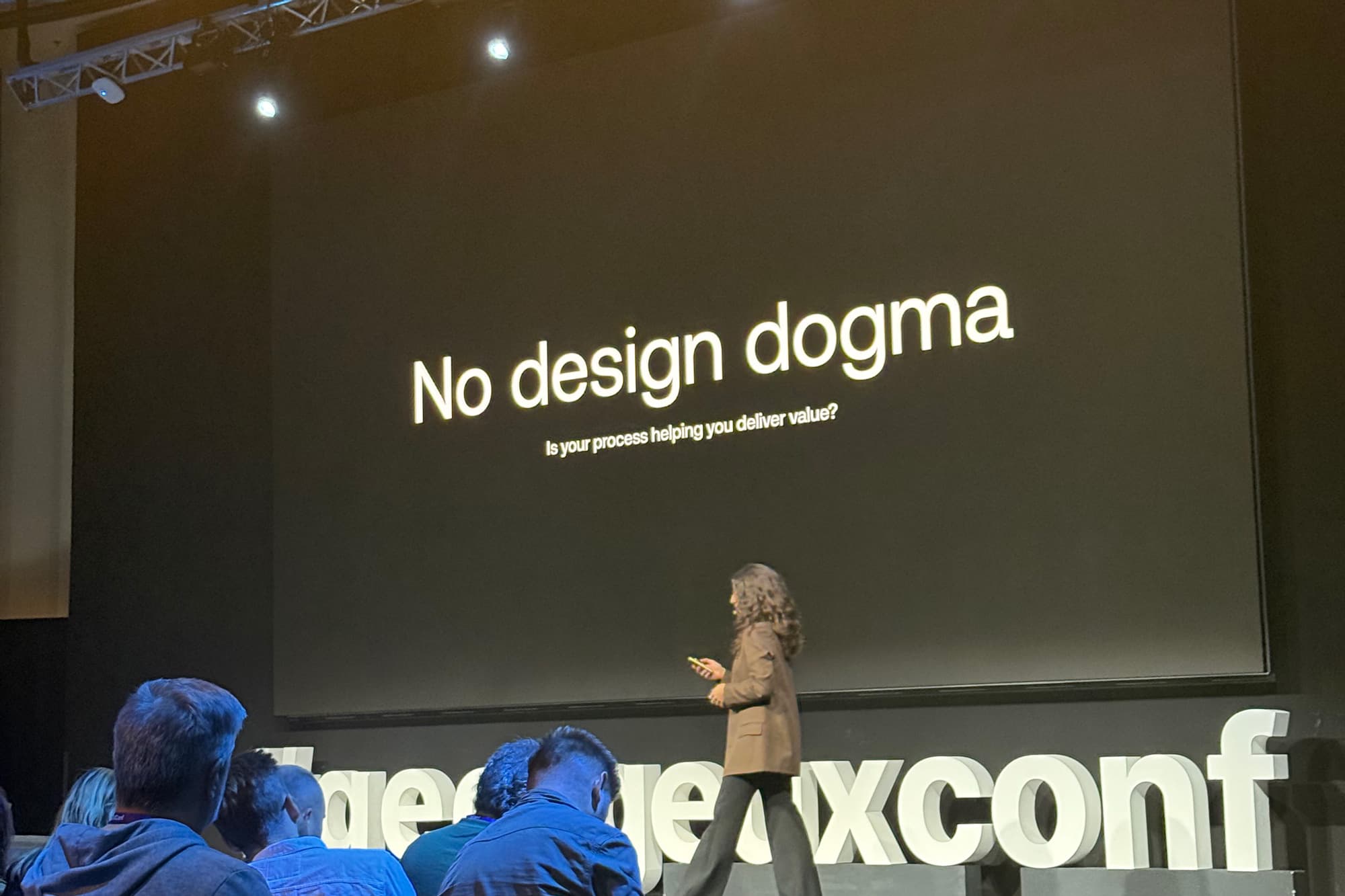 Fotografia z prednášky Margaridy Bothel - slajd s nápisom: "No design dogma".