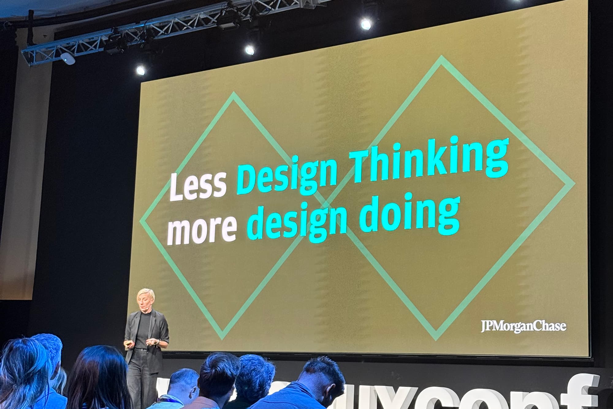 Fotografia z prednášky - slajd s nápisom: "Less Design Thinking, more design doing".