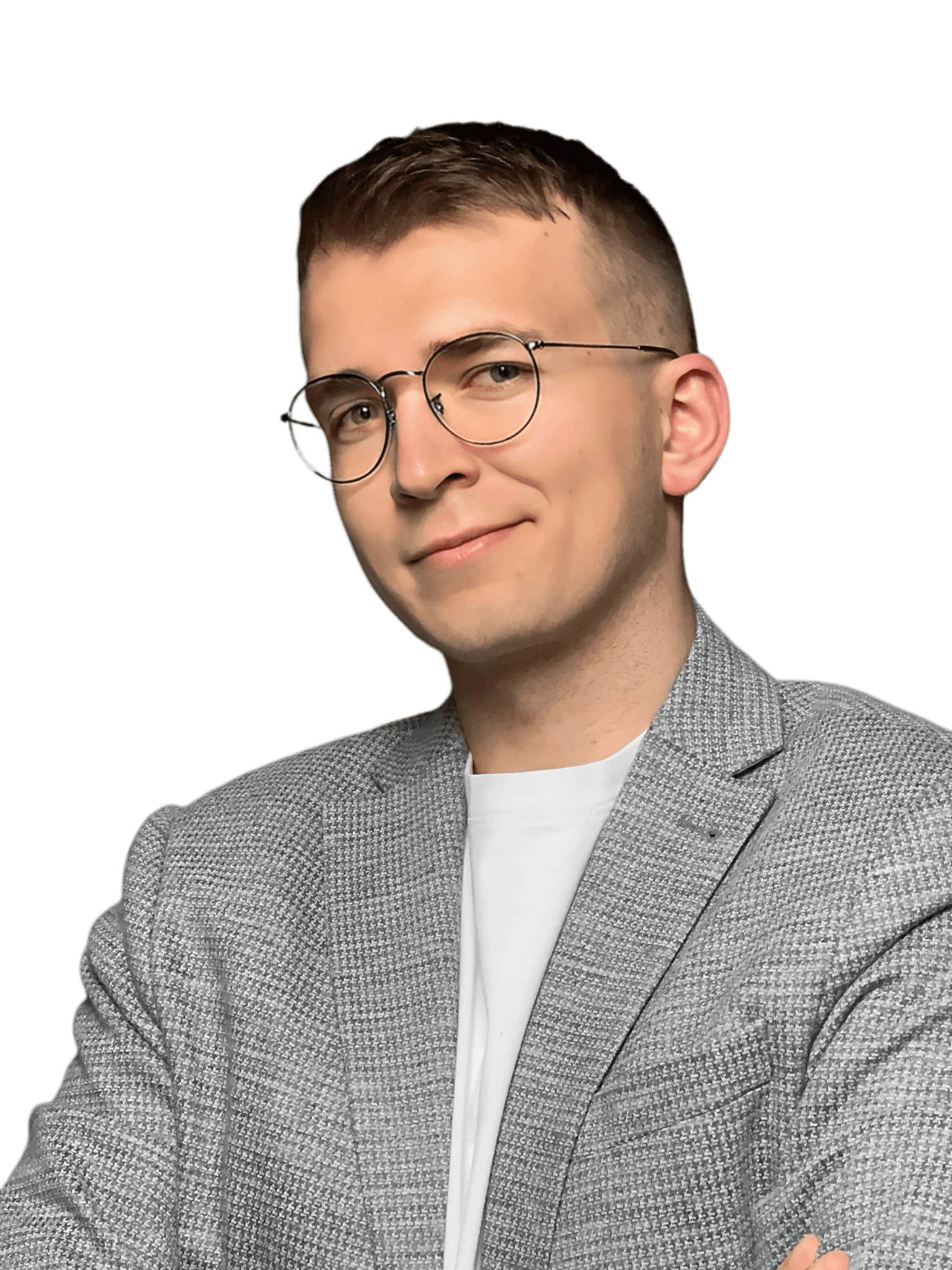 Na obrázku je Marek Matušica, frontend developer, oblečený v šedom saku a bielom tričku, s okuliarmi a krátkymi vlasmi.